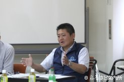 国内外の競馬の血統に精通する講師の細田直裕氏