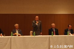 挨拶する酒井芳秀日高軽種馬振興対策推進協議会長