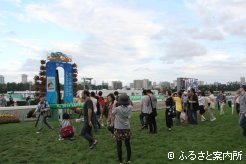 ゴール板前では写真を撮るファンの姿も