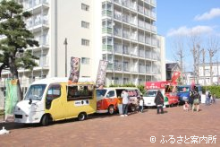 競馬開催日でも長い行列を作っていたキッチンカー