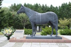 桜舞馬公園の中央に構えるテスコボーイ像