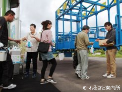オリジナル競馬新聞を配布する大学生