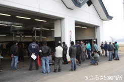 競技を見守る北海道日高装蹄師会のメンバー。会場は緊張した空気で包まれた