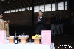 玉串を捧げて人馬の安全を祈願する高松勝憲BTC日高事業所所長