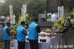 愛馬の冥福を祈る苦楽を共にしたスタリオンスタッフ