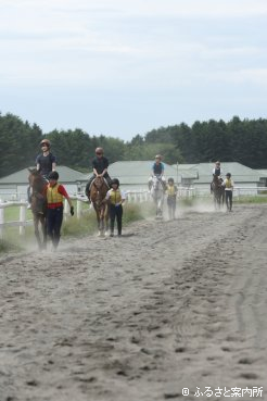 曳き馬乗馬を体験する体験入学会参加者