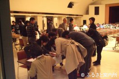 仕事終わりにもかかわらず多くの牧場関係者が駆けつけた