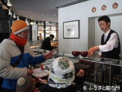 参加者全員に温かい「きのこ汁」が手渡された