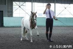 ギャラリーに手を振るテリーと工藤将孝さん