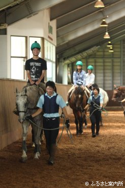 乗馬を楽しむ体験入学会参加者
