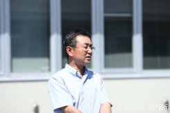 生産者に挨拶するJRA日高育成牧場の山野辺啓場長