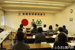 日本軽種馬協会静内種馬場事務所2階で行われた開講式