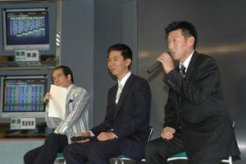 左より司会の杉本清さん、岡田紘和さん、吉田俊介さん