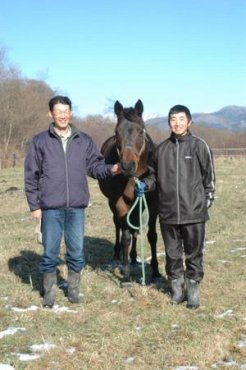 母デックと上井さん（左）、牧場スタッフの松下さん