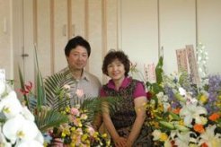 喜びの竹島幸治社長夫妻