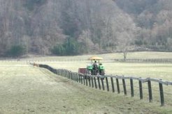 馬の運動量の確保にも良い縦長の放牧j地