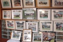 居間にはダービー馬カツラノハイセイコーなど沢山の優勝記念写真が並ぶ
