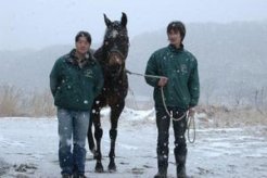 母リアルサファイヤと梁川専務（左）、スタッフの加藤さん