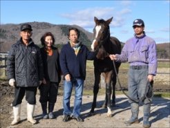 当歳（牝　ストラヴィンスキー）を囲んで