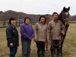 母のズーナクアと土田さんご一家(右から陽司さん・美香さん・おばあちゃん・扶美子さん)