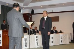 日本軽種馬協会胆振支部に対して賞状及びトロフィーが贈られた