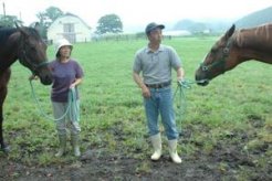 一敏さん阿砂子さん夫妻と右が母アサヒマーキュリー～悪戯する仲間（左）に怒っている母（右）