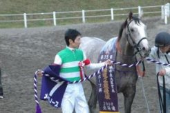 レースに快勝、口取り写真時の武豊騎手と優勝馬メトロノース