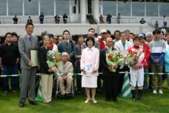 左より岡田繁幸代表、岡田美佐子オーナー、高橋北海道知事、田部調教師、五十嵐騎手