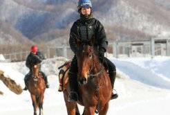 調教から引き揚げてくる研修生の横島みなみさん