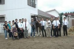 応援する新馬のデビューに集まった応援団～札幌競馬場厩舎で
