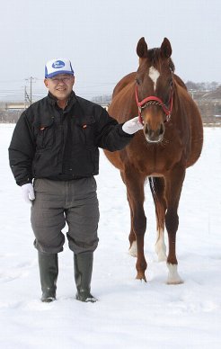 藤沢昭勝代表と母馬のクラウンアスリート