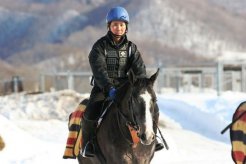 調教から引き揚げてくる研修生の長島翔子さん