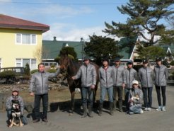 母エミネントシチーを囲んで牧場スタッフの皆さん