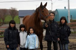 左から典子さん、千恵さん、由妃さん、博之さん、賀代子さん