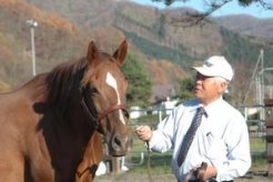 殊勲の母サイレーンを称える畠山社長