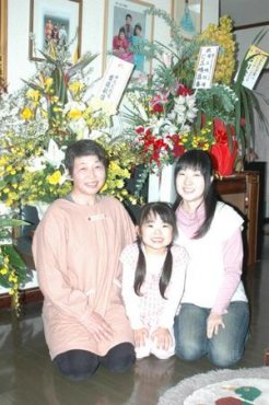 お母さんの英子さん、村下社長の奥さんの生恵さん、３女の萌香ちゃん