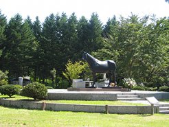 テスコボーイ像がシンボルの桜舞馬公園