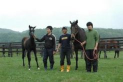 牧場のスタッフの皆さん～左から能重さん、飯田場長、北亦さん