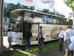 JR苫小牧駅前でバスに乗り込むツアー参加者