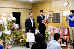 優勝後地元で仲間が用意してくれた祝勝会場に入る根本社長～ｂｙ馬市ドットコム