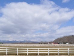 日高山脈を望む牧場の風景