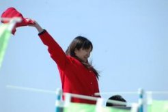 開幕セレモニーではホッカイドウ競馬ファン暦７年の女性ファンがスタート台に上がり笑顔で発走式のフラッグを振った