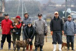 スタッフの皆さんと牧場の愛犬