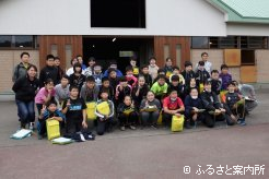 西村牧場を見学した新ひだか町立高静小学校6年生