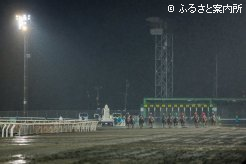 叩きつけるような雨の中でゲートが開いた