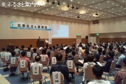 約160人が出席した講演会