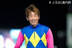 16度目の挑戦で赤レンガ記念初勝利に笑みがこぼれる服部騎手