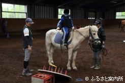 馬上から輪投げを楽しんだ