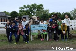 ライディングヒルズ静内で乗馬を体験したひだかうまキッズ探検隊一行