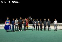 この日、田中調教師は盛岡出張で不在も管理馬は今年7つめの重賞勝利